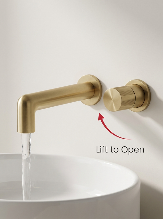 Grifo de baño monomando en dorado cepillado: palanca Idun levantada, el agua cae en un lavabo redondo